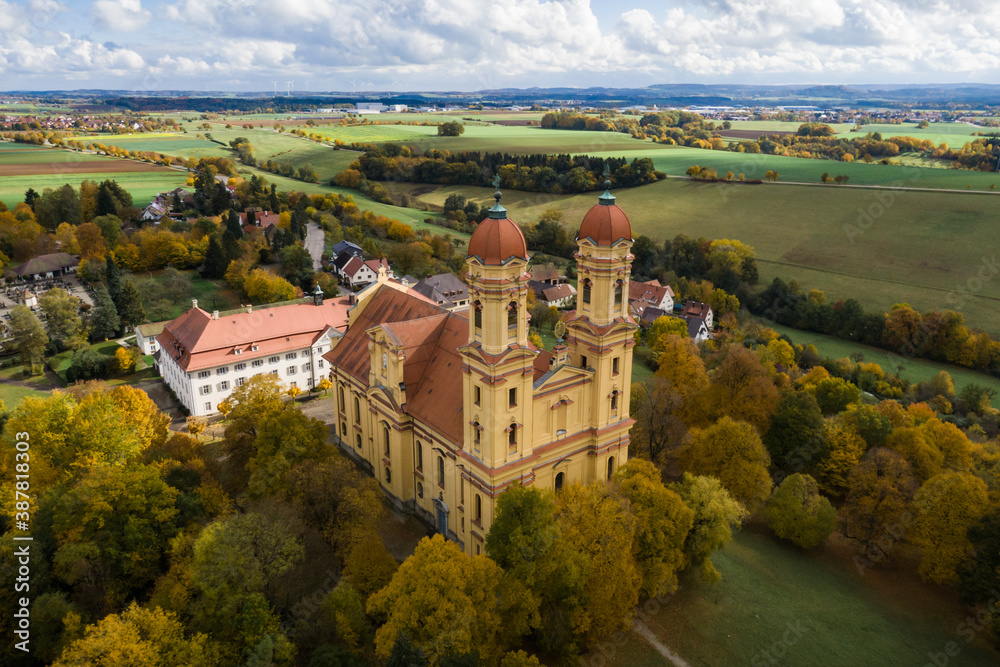 Wallfahrtskirche Schönenberg in Ellwangen im Herbst mit der Drohne fotografiert