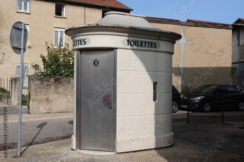 Toilettes publiques payantes, ville de Heyrieux, département de l'Isère, France photo