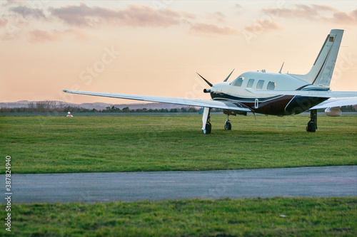 flugzueg, flugel, rassen, grün, privetjet, propeller, flughafen, abendrot, aviation, luft