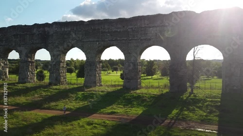 Roma. Parco degli acquedotti, immagini del maestoso acquedotto Appio Claudio.