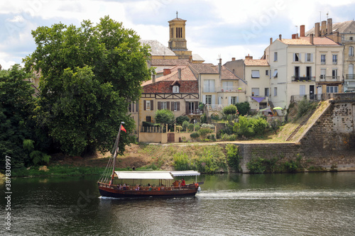 Obraz na płótnie Promenade en gabare à Bergerac durant la Covid 19 w salonie