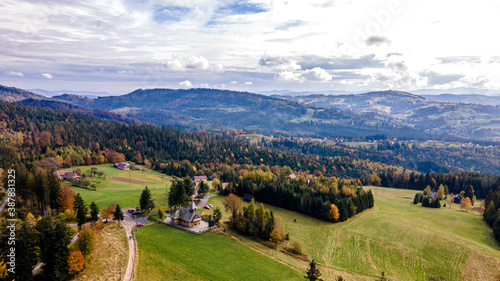 Karpaty, Beskid Śląski, Stecówka i drewniany kościół w górach