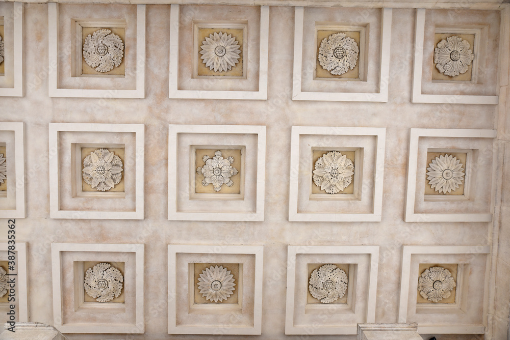 Plafond à caissons du temple romain de la maison Carrée à Nîmes, France