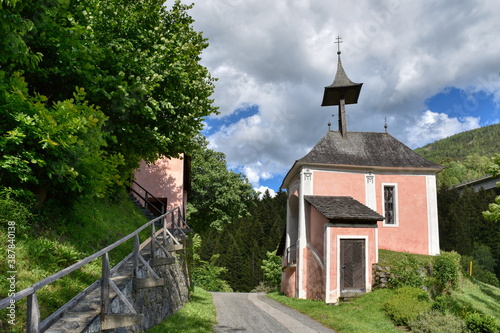 Geteilte Kirche am Kreuzbichl, Kreuzbichlkapelle, römisch-katholisch, Kirche, Gmünd, Kärnten, Oberland, Kirchturm, Malerei, Fresko, Glockenturm, Glockentürmchen, Altar, Altarraum, Treppe, Kärntner Obe photo