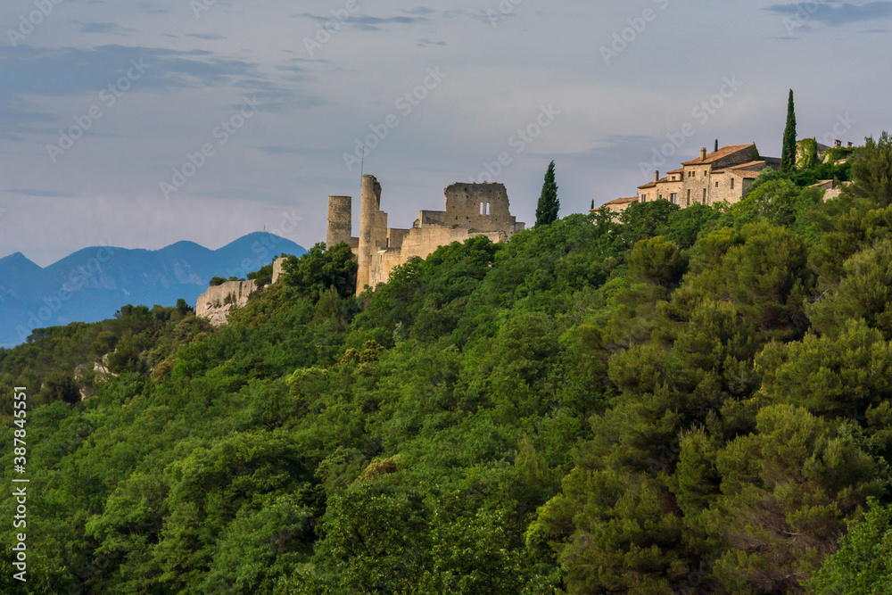 Vue sur le village médiéval du Crestet en Provence