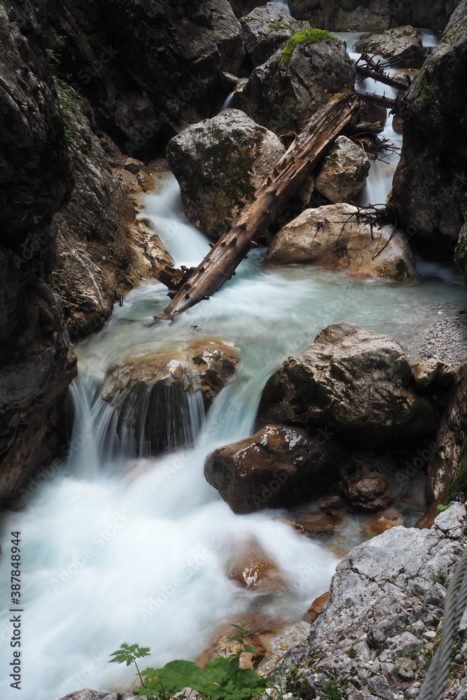 Fototapeta premium Wasserfall in der Höllentalklamm