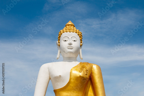Obraz na płótnie Big buddha in Wat Phra That Doi Kham (Temple of the Golden Mountain) w salonie