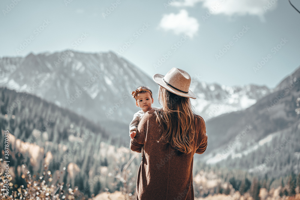 Φωτογραφία A mother holds her daughter admiring the stunning mountains of Aspen, Colorado