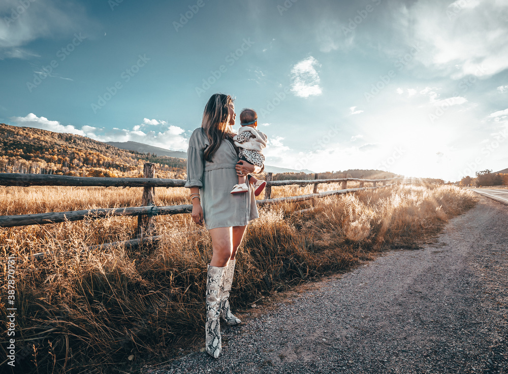 Φωτογραφία A mother holds her daughter admiring the stunning mountains of Aspen, Colorado