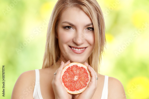 Frau mit Grapefrucht photo