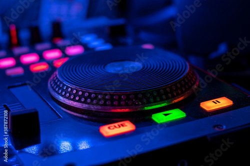 Fotografie audio controller on mixing dj party