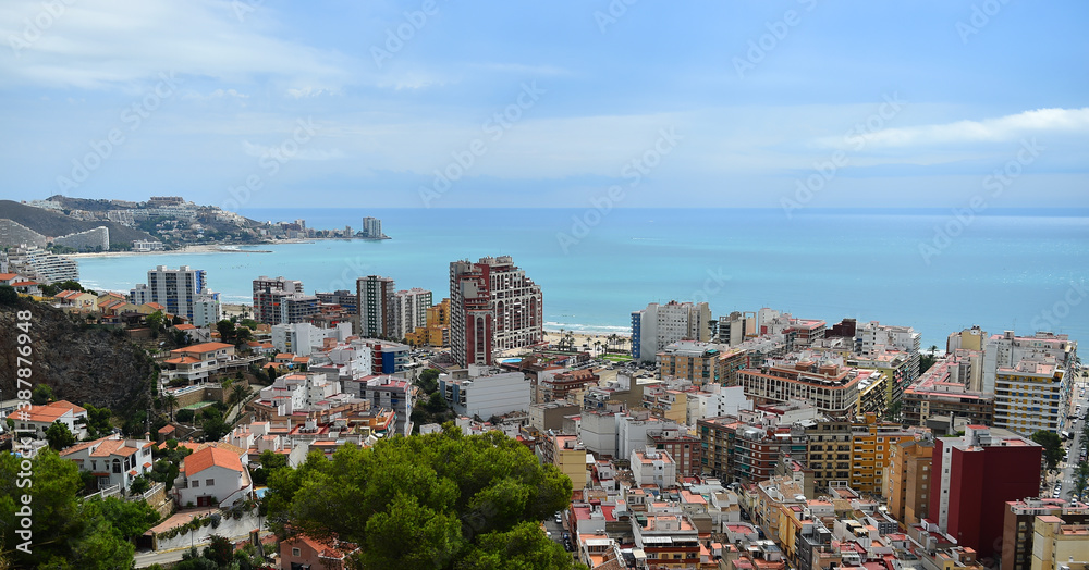 una ciudad en la orilla del mar