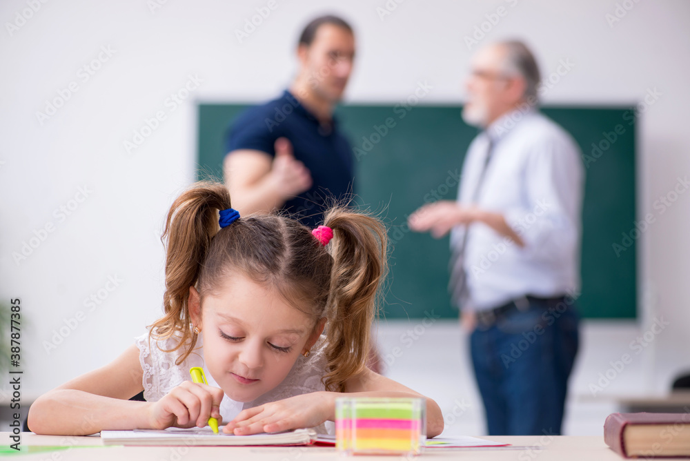 Φωτογραφία Young parent, old male teacher and little girl in the classroom
