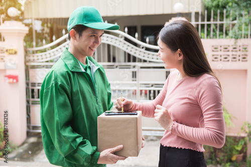 The shipper is sending the product to the customer. A neatly wrapped paper box Customers receive products digitally By signing through smartphones