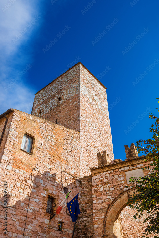 Naklejka premium 'Porta Montanara' (Mountain Gate), one of the ancient entrance of Spello, a charming little town in Umbria