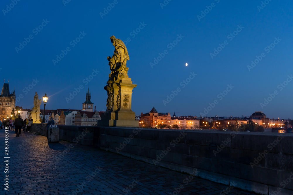Fototapeta premium charles bridge statue city in night