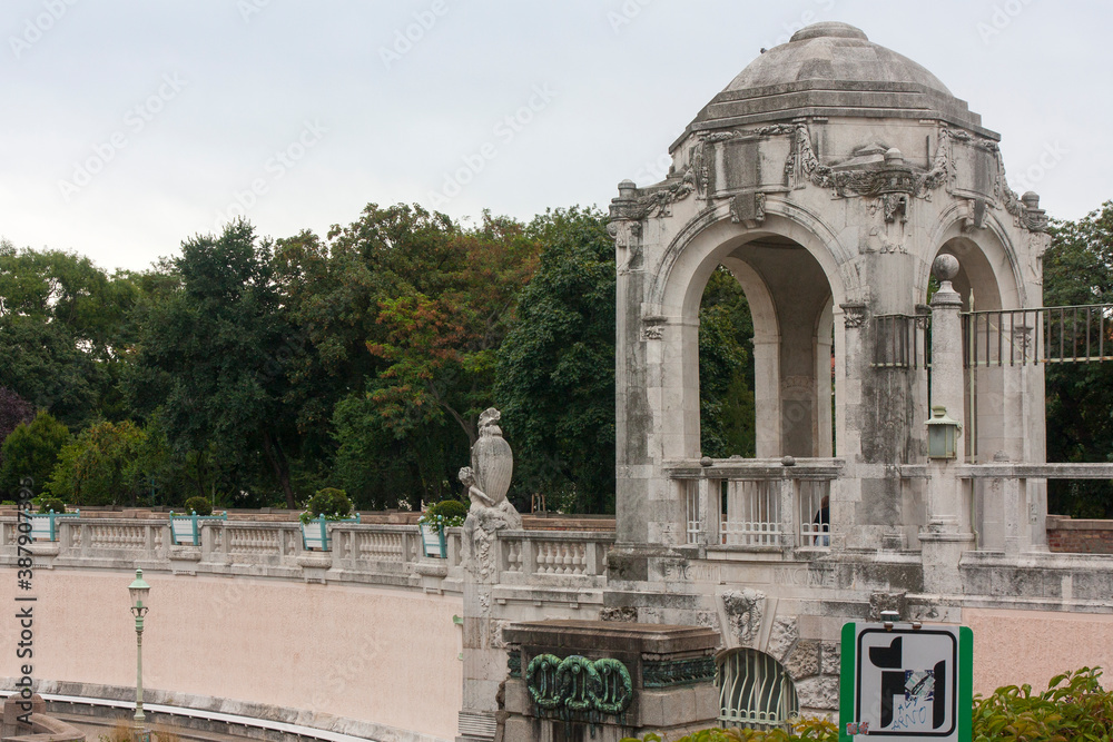 Obraz premium Volksgarten o Parque del Pueblo en la ciudad de Viena, pais de Austria, rio Danubio, plantas y arboles