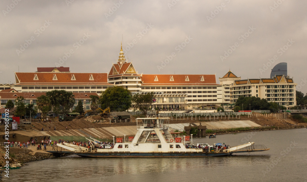 Obraz premium Hotel Cambodiana and Ferry in Phnom Penh, Cambodia