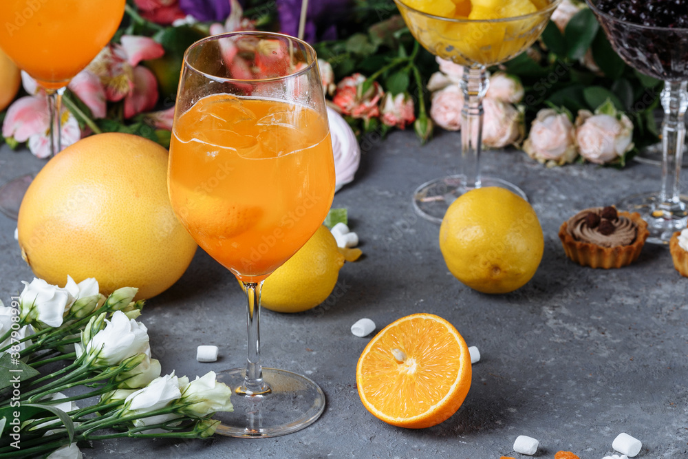 Foto de Aperol spritz cocktail in a large glass, summer Italian low ...