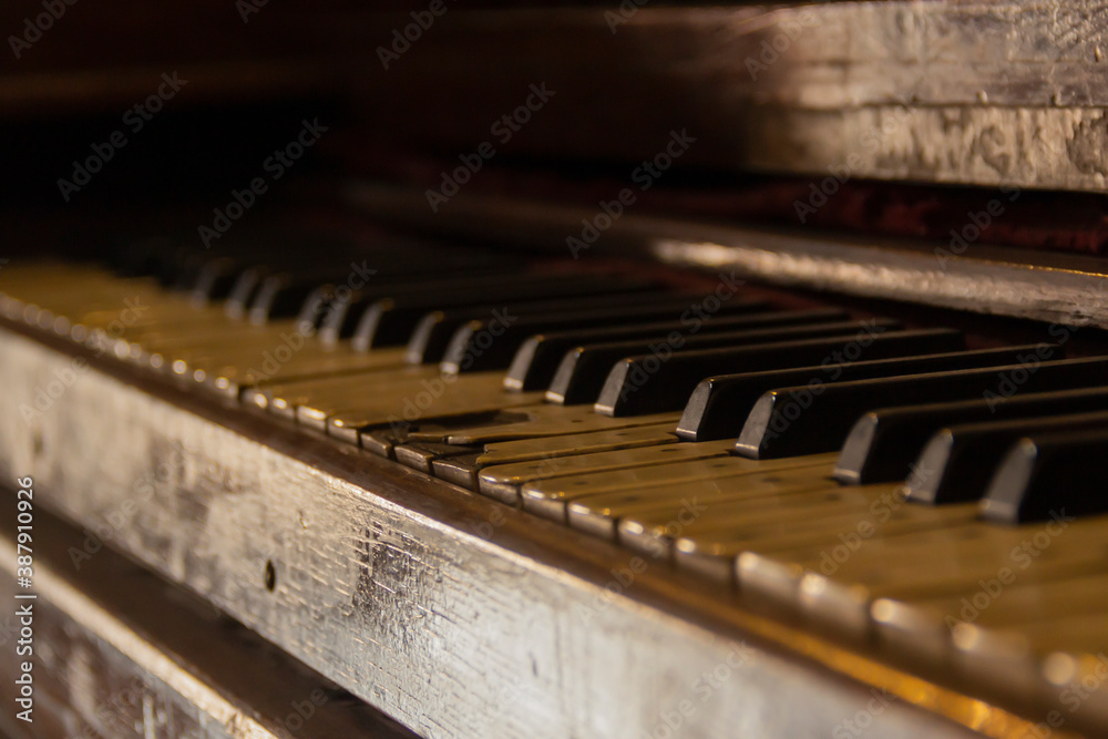 Detalle de un órgano musical antiguo y muy deteriorado por el uso. Detalle de un órgano musical antiguo y muy deteriorado por el uso.