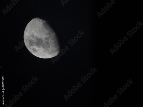 luna de medio menguante creciente en noche clara 