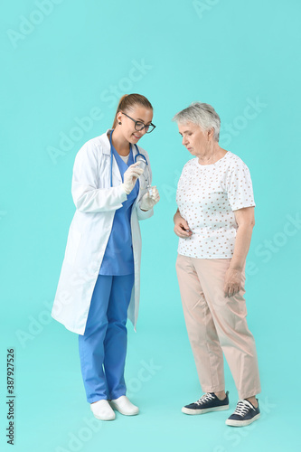 Doctor giving senior diabet...