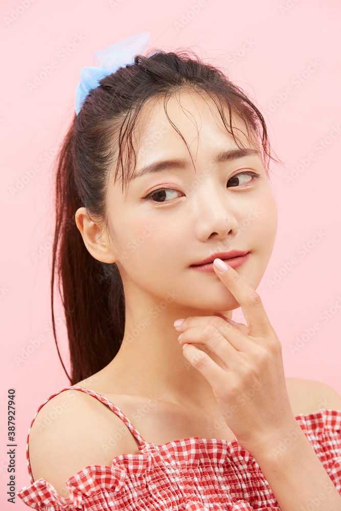 Fototapeta premium かわいい女の子のカジュアルなビューティーポートレート ( ピンク背景 )