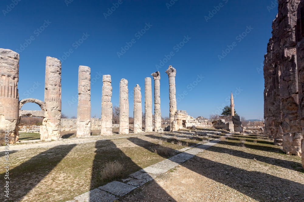 Φωτογραφία View of the Temple of Zeus in Uzuncaburc, Silifke, Mersin, Turkey
