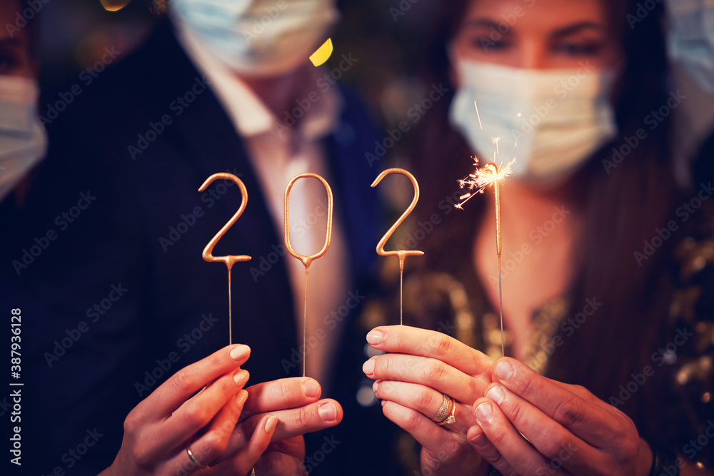 Two beautiful young couples having fun at New Year's Eve Party - obrazy, fototapety, plakaty 