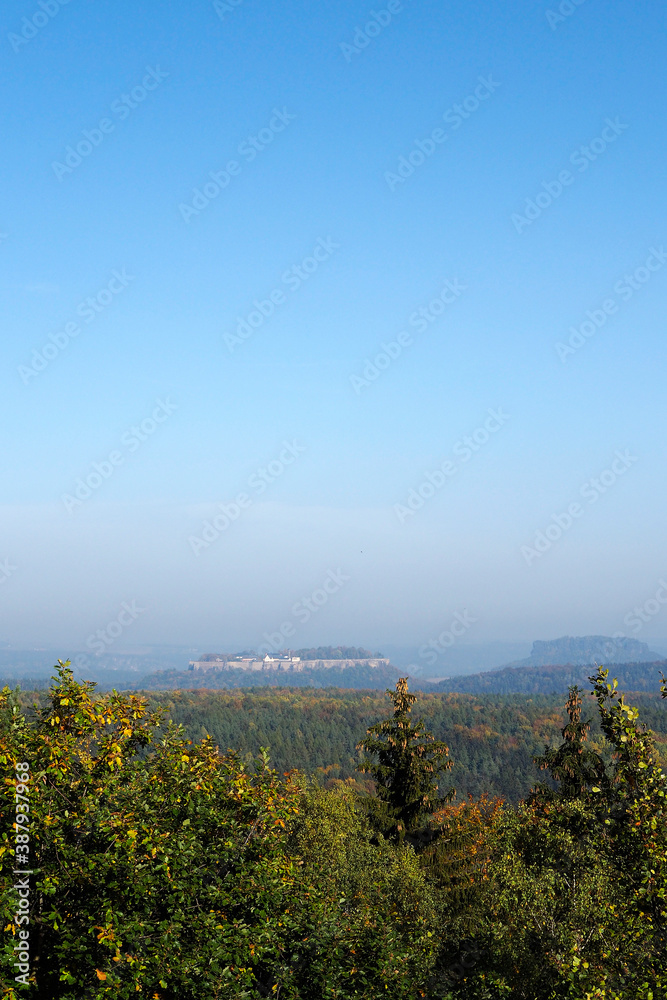 Herbstlicher Blick auf die Festung Königstein