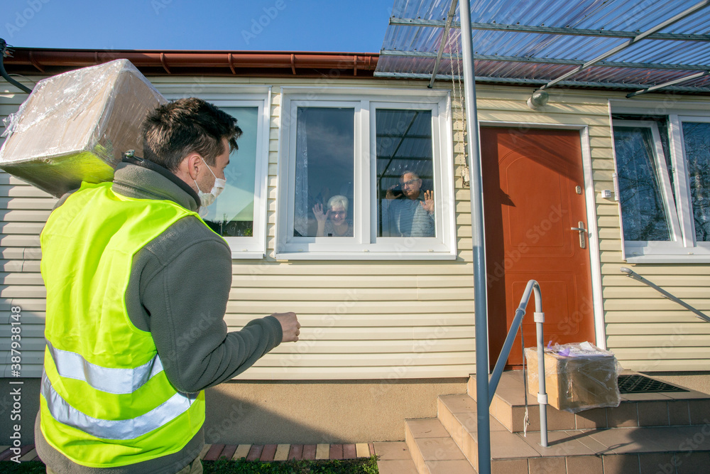 Volunteer came to an elderly couple in quarantine during the lockdown. Man brought food to the elderly citizens. Volunteer came to an elderly couple in quarantine during the lockdown. Man brought food to the elderly citizens.