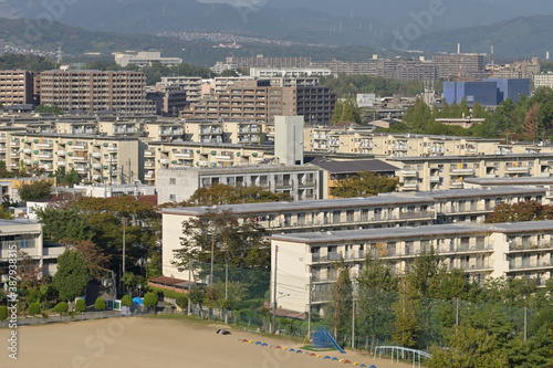 千里ニュータウン新千里東町（大阪府豊中市）を望む（東丘住宅・府営新千里東住宅・東丘小学校）