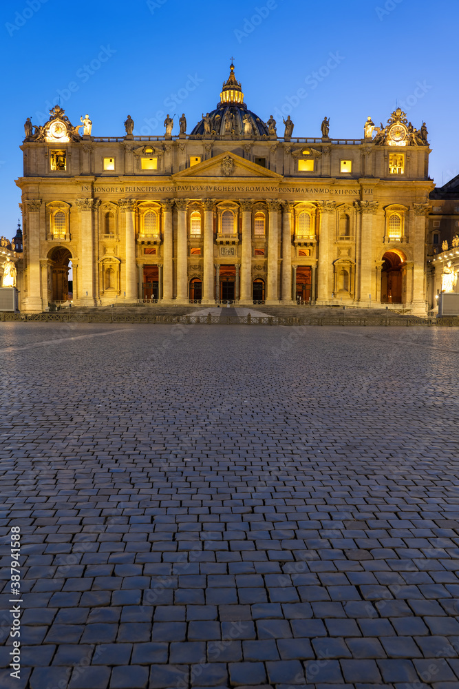 Obraz premium St Peter Basilica in Vatican at Dusk