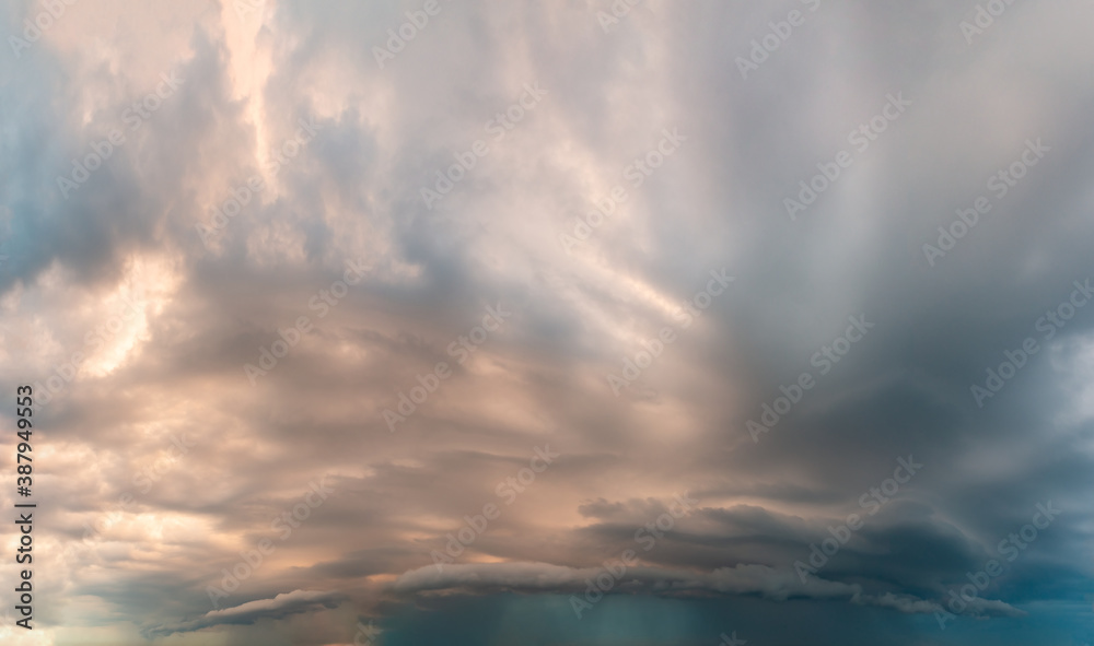 Obraz premium Fantastic clouds at sunrise
