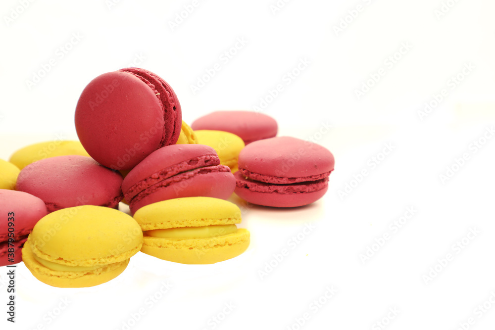Obraz premium Isolated macaroon on a white background