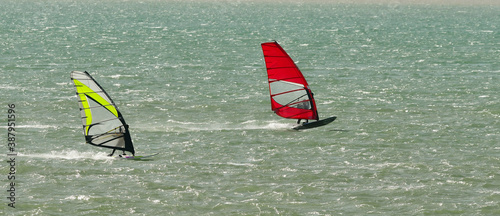 Obraz na płótnie Course entre deux windsurfers.