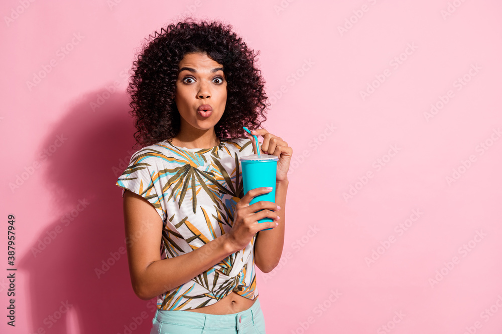 Photo portrait of shocked woman holding plastic straw paper cup in hands isolated on pastel pink colored background with blank space - obrazy, fototapety, plakaty 