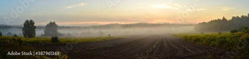 Fototapeta Naklejka Na Ścianę i Meble -  Poranne mgły. Wschód słońca. Panorama. Sunrise.