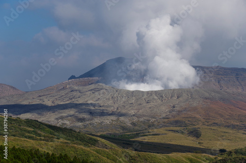 草千里展望台から見る阿蘇の噴火口