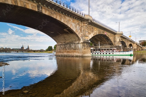 Dresden - Albertbrücke mit Schaufelraddampfer