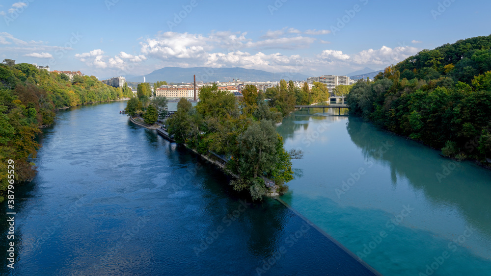Jonction de deux rivières, le Rhône et l'Arve, aux portes de Genève en Suisse.