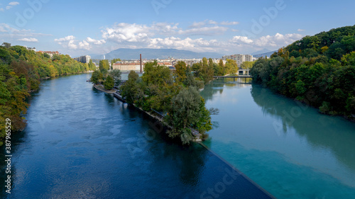Jonction de deux rivières, le Rhône et l'Arve, aux portes de Genève en Suisse. photo