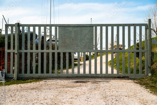 Lockdown, verschlossene Schranken und Barrieren