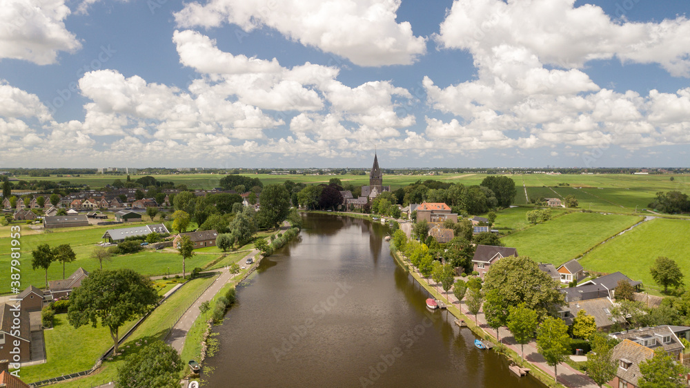 Obraz premium River and village Nieuwekerk aan de Amstel in the Netherlands