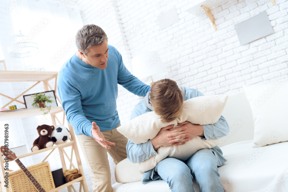 Fototapeta premium Dad is trying to apologize while his son cries.