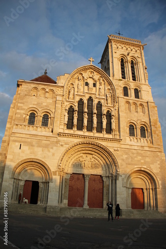 Façade de la Basilique Sainte-Marie-Madeleine de Vézelay