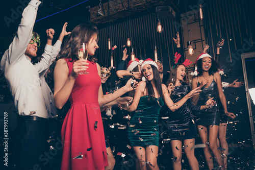 Photo portrait of excited people together dancing drinking alcohol wearing funny new year hats