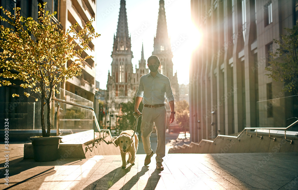 Man with dog in the city - obrazy, fototapety, plakaty 
