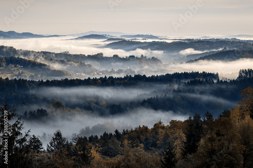 Idyllische Aussicht auf eine Landschaft in der Steiermark im Herbst früh Morgens bei Nebel