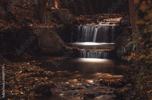 Fototapeta jesienny krajobraz - wodospady